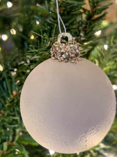 Looking to replace your ornaments for your tree but you're having a hard time finding them? Here are 10 must try DIY Christmas ornaments that you can make today! Refurbished Christmas Balls, Repurposing Christmas Ornaments, Globe Tree Topper, Repurpose Old Ornaments, Upcycle Old Ornaments, Diy Christmas Ornaments Glass Ball, Diy Memorial Christmas Ornaments, Jewelry Ornaments Diy, Diy Victorian Christmas Ornaments