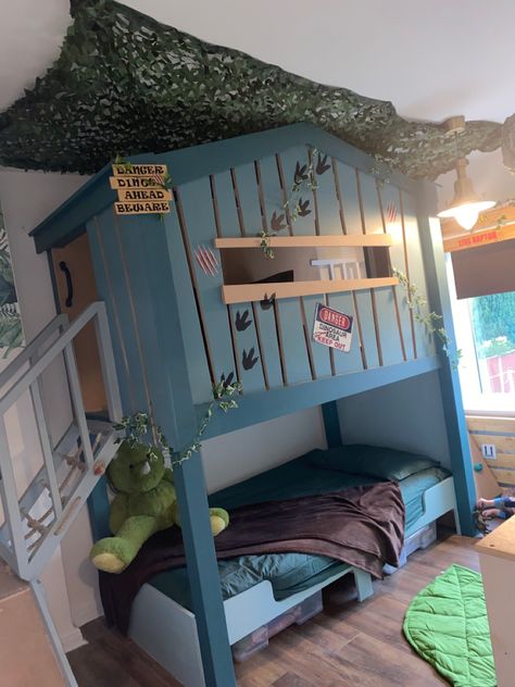 Boys Dinosaur Bed, Diy Dinosaur Bed, Dinosaurs Room Ideas Bedrooms, Jurassic Park Room Decor, Jurassic Park Bedroom Ideas, Jurassic Park Bedroom, Jurassic Park Room, Dinosaur Room Ideas, Dinosaur Bedroom Ideas