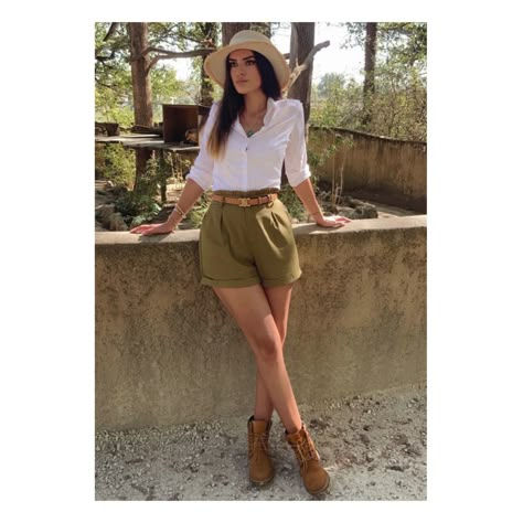 Outfit safari outfit aventurier Safari Themed Outfit Women, Jungle Safari Outfit Women, Safari Look Outfits, Safari Party Outfit, Cute Safari Outfits, Safari Aesthetic Outfit, Safari Inspired Outfit, Safari Adventure Outfit, Safari Fits