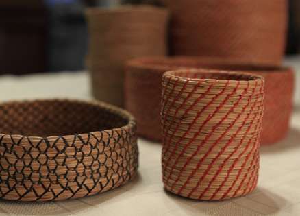 Susan Topham's pine needle baskets Witchcraft Recipes, Pine Straw Baskets, Gourd Carving, Pine Needle Crafts, Pins Diy, Basket Weaving Diy, Straw Weaving, Pine Needle Baskets, Basket Crafts