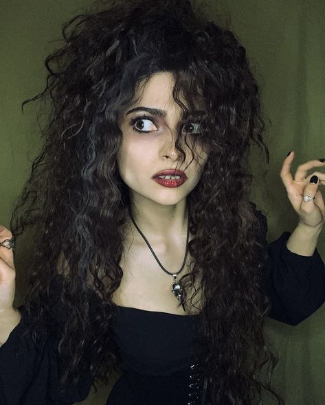 Black Hair Halloween Costumes Ideas, Bellatrix Lestrange Hair, Bellatrix Halloween, Black Hair Characters Halloween, Bellatrix Lestrange Makeup, Halloween Costumes Black Hair, Sirius Black Costume, Bellatrix Cosplay, Bellatrix Lestrange Cosplay