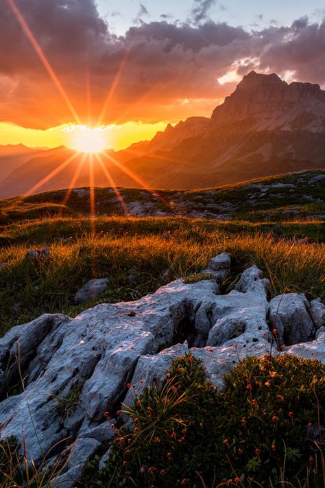 suset view clouds mountains Sunset From Mountain, Sunrise Pictures Mountains, Sunrise Behind Mountains, Sunset Behind Mountains, Amy Rose Pfp, Clouds Over Mountains, Sunrise Over Mountains, Pretty Mountains, Rose Pfp