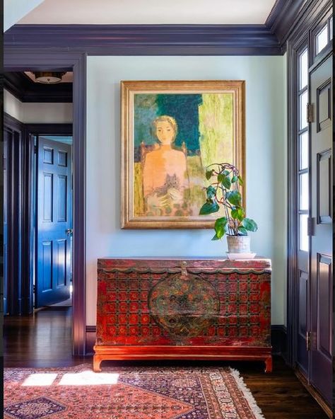 G a r r o w    K e d i g i a n on Instagram: "Favorite Corners of an Entrance Foyer on. Project on @longisland - foyer #entrance #makeanentrance .nyc #newyork #newyorkdesign #ues #uesthings #longisland #longislandhomes #entry #foyer #entryfoyer  @housebeautiful  #garrowkedigian #interiors #interiordesign #interior #luxe #housebeautiful #color #colorfulinterior #colorfulinteriors #newyork #newyorkdesign #newyorkinteriors #newyorkinteriordesign @ericberarducci #persiancarpet #classicinteriors #stairs #stairhall #staircase #staircases #howtomakeanentrance" Bold Entryway Art, Jewel Tone Entryway, Foyer Artwork Entryway, Green Foyer Entryway, Green Foyer, Home Entrance Ideas, Archway Entrance, Magical Interior, Dramatic Entryway