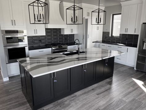 Today we'll visit a stunning new home construction project by Howie Construction of Rapid City, SD.  The kitchen showcases two stunning Cambria quartz countertop designs including Cambria Bentley and Cambria Black.  The homeowners desire was a large kitchen island, open floor plan that offered some unique and fun features with a touch of clean and classic. #cambriabentley #cambriagallerysiouxfalls #cambriaquartz #kitchencountertopideas #quartzcountertops Guess Bathroom Ideas Modern, Black And White House Interior Decor Bathroom, Black Kitchen White Cabinets, Modern Kitchen Design White Cabinets, White And Black Quartz Countertops, Steel Kitchen Countertops, Kitchen Countertops Tile, Black And White Modern Kitchen, Modern Black And White Kitchen