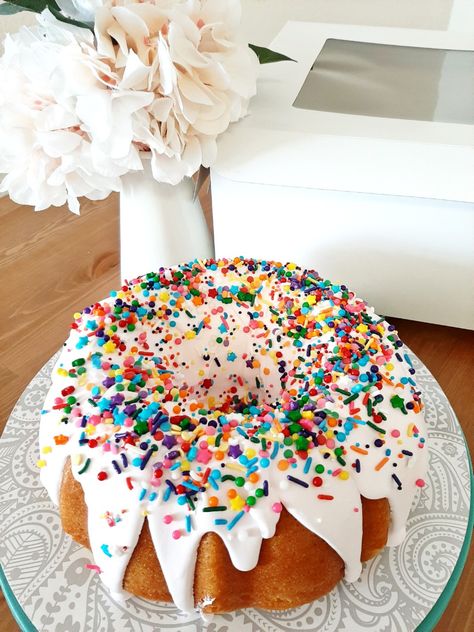 Almond cake with buttercream and rainbow sprinkles Rainbow Bundt Cake, Birthday Cake Alternatives, Funny Cupcakes, Fruit Birthday Party, Cake With Buttercream, Fruit Birthday, Mini Bundt Cakes, Chocolate Bundt Cake, Sprinkle Cake