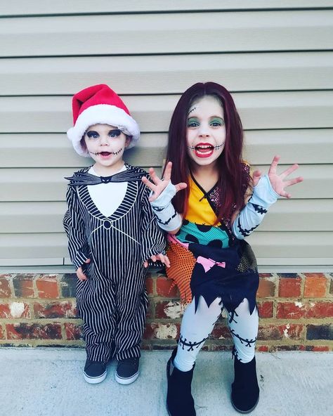 Jack And Sally Family Costume, Family Of 4 Nightmare Before Christmas Costumes, Sally Kids Makeup, Sally Make Up For Kids, Sally Makeup Halloween Kids, Nightmare Before Christmas Halloween Costumes Family Photo, Jack And Sally Halloween Costumes, Scary Sibling Halloween Costumes, Sally Costume Toddler