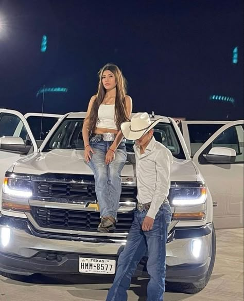 Ariat Clothing, Takuachita Outfits, Takuache Girl Outfits, Country Couple Pictures, Outfits For Mexico, Couple Goals Teenagers Pictures, Country Couples, Latina Fashion Outfits, Cute Couple Outfits