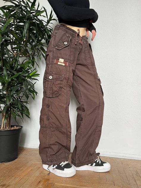 Funky Cargo Pants, Vintage Cargo Pants Outfit, Flare Cargo Pants Outfit, Flared Cargo Pants, Cuffed Cargo Pants, Vintage Cargos, Cargo Pants Women Outfit, Parachute Pants Outfit, Cargo Pants Vintage