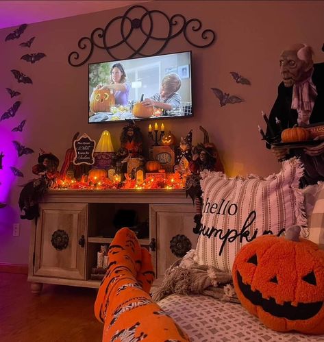 Spooky Season Room Decor, Halloween Aesthetic Rooms, Halloween Small Room Decor, Spooky Season Room Aesthetic, Aesthetic Halloween Bedroom, Halloween Decorations Living Room, Fall Halloween Room Aesthetic, Creative Room Decor Ideas, Halloween Apartment Decor