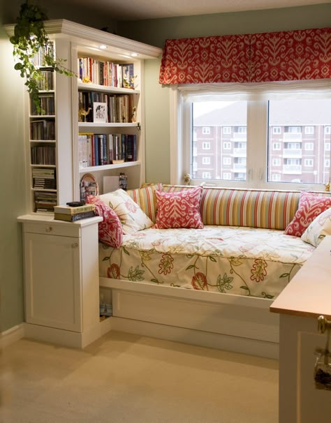 Window Seat Design, Bed Nook, Home Library Design, Day Bed, Traditional Bedroom, Woodworking Ideas, A Living Room, Book Shelf, Window Seat