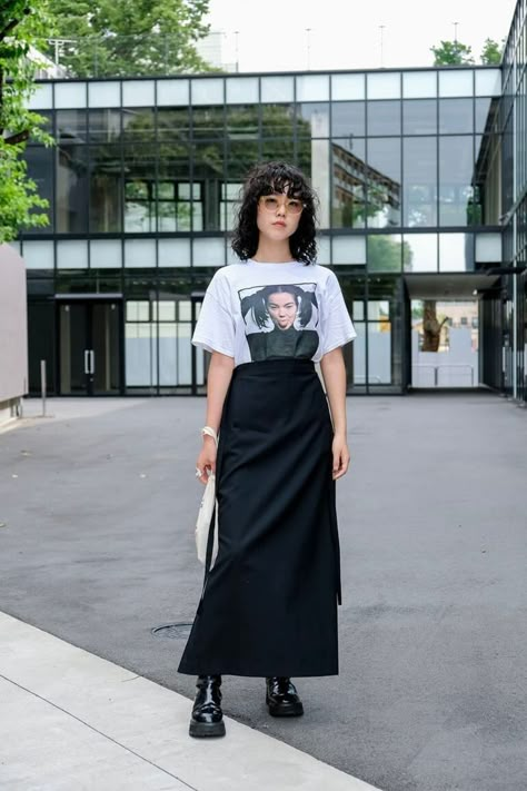 Tokyo Outfits, Japan Outfits, Long Black Skirt, Photography Dark, Japan Fashion Street, Japan Outfit, Outfit Ideas For Women, Tokyo Street Style, Asian Street Style