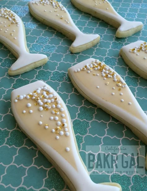 Bubbles and stars in a Champagne glass by BAKRGAL aka Barb, posted on Cookie Connection Wedding Shower Cookies, Bridal Cookies, New Years Cookies, Cookie Connection, Iced Sugar Cookies, Wedding Inspirasi, Fancy Cookies, Creative Cookies, Cookie Inspiration