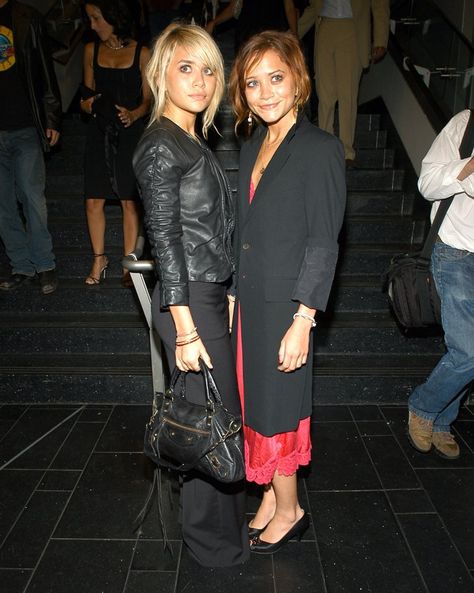 Mary Kate Ashley Olsen, Ashley Olsen Style, Ashley Mary Kate Olsen, Olsen Fashion, Twins Fashion, Pam And Tommy, Kate Olsen, Mary Kate Ashley, Long Black Coat