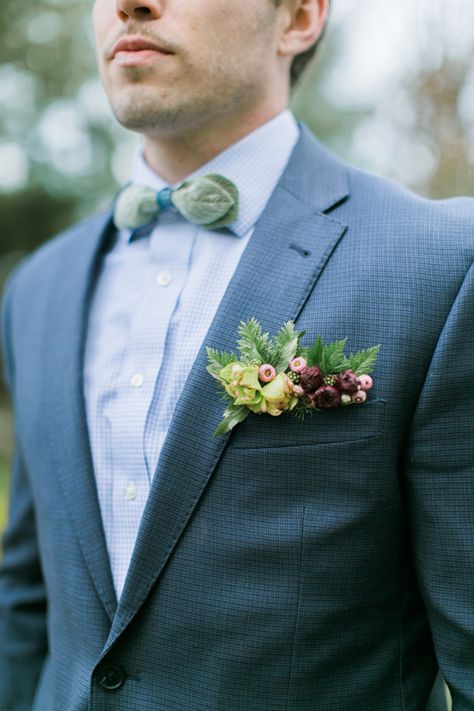 pocket square boutonniere - photo by Emily Wren http://ruffledblog.com/woodland-romance-wedding-inspiration Pocket Square Boutonniere, Square Boutonniere, Pocket Square Styles, Pocket Square Wedding, Groomsmen Boutonniere, Corsage Prom, Groom Boutonniere, Floral Pocket, Boutonniere Wedding