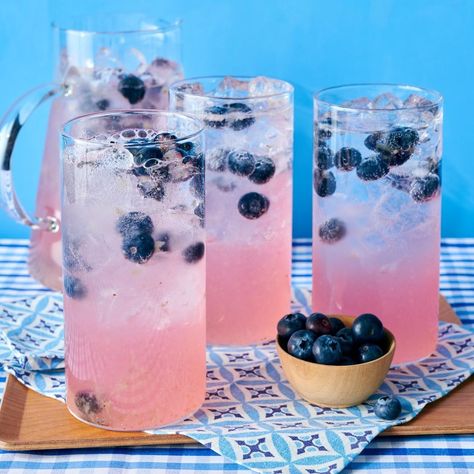 pioneer woman blueberry lemonade recipe Best Sides For Bbq, Best Summer Recipes, Labor Day Recipes, Easy Spring Cocktails, Firework Show, Spritzer Recipes, Summertime Salads, Chicken Burgers Recipe, Patriotic Desserts