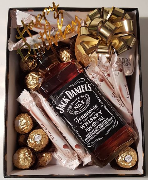 #jackdaniels #Ferrerorocher #Amicelli #geburtstagsgeschenk 
#schwarzgold #Geschenkidee #DIY #Männergeschenke #Alkohol Jack Daniels Gift Ideas, Whiskey Torte, Whiskey Gift Box, Jack Daniels Gifts, Whisky Shop, Jack Daniels Bottle, Birthday Gifts For Boyfriend Diy, Whiskey Gifts, Wine Gift Boxes