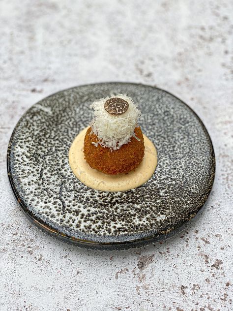 Mushroom and Truffle Arancini — OhPurée Arancini Fine Dining, Prawn Appetizers Fine Dining, Starter Recipes Fine Dining, Italian Food Plating, Mushroom Arancini Balls, Starter Menu Ideas, Arancini Mushroom, Michelin Appetizer, Fine Dining Appetizers Ideas