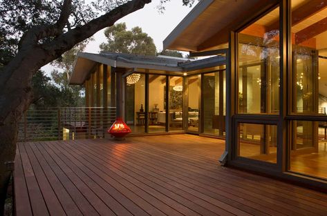 Amazing renovation of midcentury home in California focused on views Mid Century Modern Deck, Mid Century Remodel, Contemporary Deck, Deck Remodel, Deck Pictures, Modern Deck, Modern Remodel, Bluestone Patio, Deck Designs