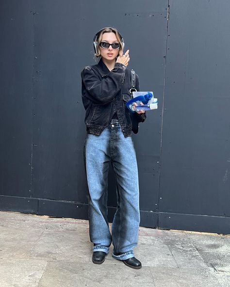 Black Denim Jeans Outfit, Luiza Cordery, Black Denim Outfit, Black Denim Jacket Outfit, Rachel Green Outfits, Denim Jeans Outfit, Jeans Outfit Winter, Fitted Denim Jacket, Denim Jacket Outfit