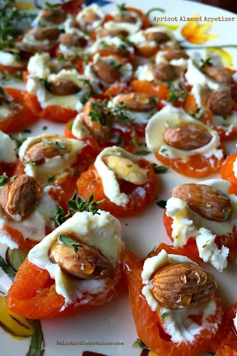 Hosting a spring get-together? These Apricot Almond Appetizers are simple and tasty! Mini Tarts, Ricotta Recipes, Fingerfood Party, Light Appetizers, Best Vegan Recipes, Great Appetizers, Morning Tea, Tomato Recipes, Party Food Appetizers