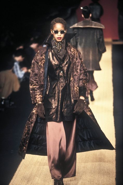 Fendi Runway, High Fashion Runway, Fendi Fashion, Michael Hutchence, Fendi Vintage, Runway Fashion Couture, Vintage Fendi, Helena Christensen, 1990s Fashion