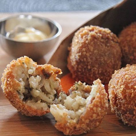 Mushroom Arancini, Deep Fried Mushrooms, Fried Balls, Risotto Balls, Arancini Recipe, Cauliflower Fritters, Food Feast, Mushroom Rice, Tapas Recipes