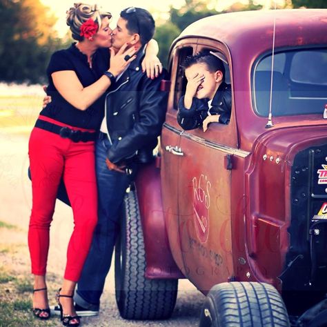 Fun family photo-Rockabilly Rockabilly Family Photos, Rockabilly Photoshoot, Rockabilly Couple, Rockabilly Kids, Burton Upon Trent, Rockabilly Lifestyle, Pinup Photoshoot, Wedding Fotos, Rockabilly Wedding