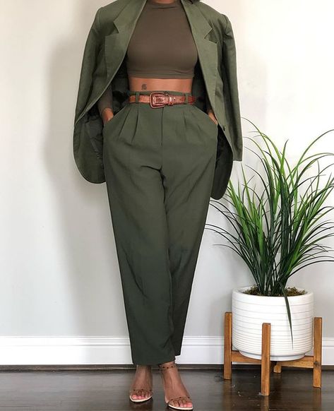 Power Suits For Women Chic, Olive Outfit, Power Suits For Women, High Fashion Vintage, Woman Suit Fashion, Elegante Casual, Looks Chic, The Vibe, Work Outfits Women