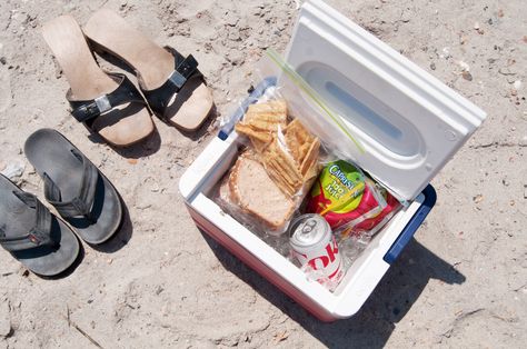 The Best Foods to Pack for the Beach — Tips from The Kitchn Beaches Near Orlando, Pack For The Beach, Beach Tips, Beach Snacks, Cooler Food, Vacation Meals, Beach Bbq, Beach Packing, Finger Foods Easy