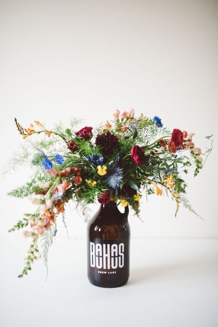 Crawling Flowers, Growler Centerpiece, Bouquet For Girlfriend, Ideas For Flowers, Fall Wedding Ceremony, Beer Wedding, Brewery Wedding, Unique Wedding Flowers, Fall Wedding Centerpieces