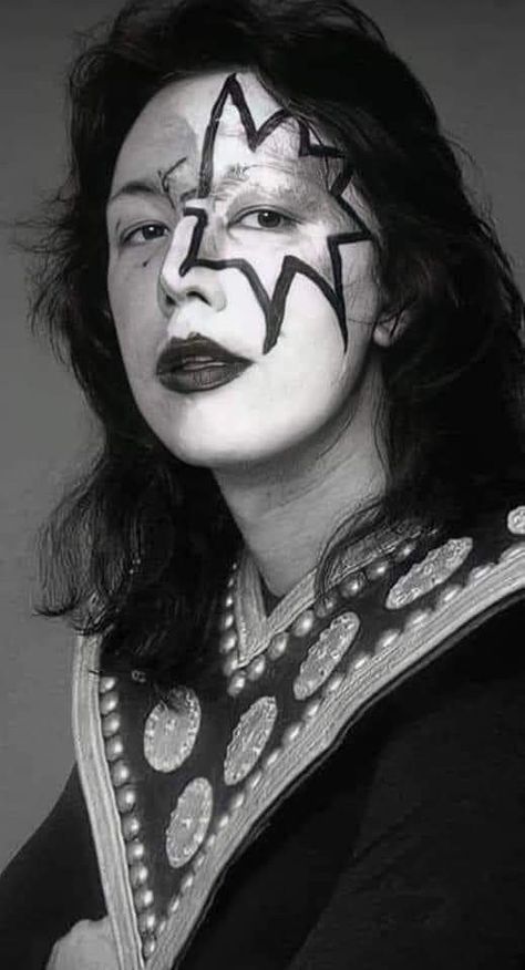 Ace Frehley 70s No Makeup, Space Ace, Def Leppard Joe Elliot, Space Man, Kiss Pictures, Couples Comics, Ace Of Hearts, Ace Frehley, Hot Band