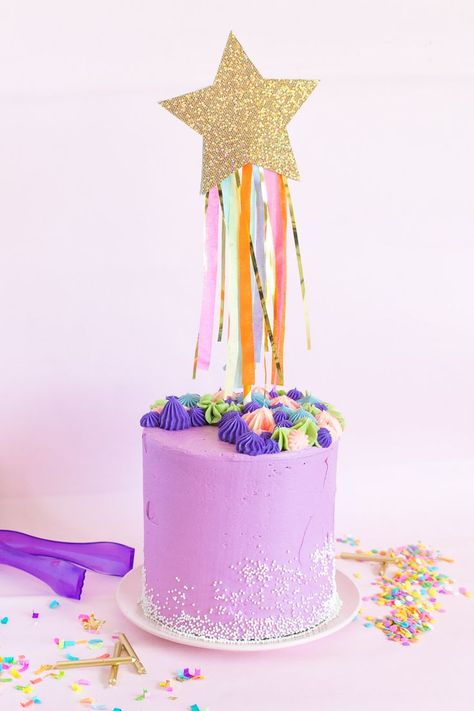 Make a sparkly DIY shooting star cake topper with cardstock and tissue paper to top a cake for a birthday or other type of celebration! Cake Topper Diy, Star Cake Topper, Gender Neutral Baby Shower Themes, Fall Baby Shower Themes, Diy Cake Topper Birthday, Unique Baby Shower Themes, Wedding Cake Fresh Flowers, Star Cake, Star Birthday Party