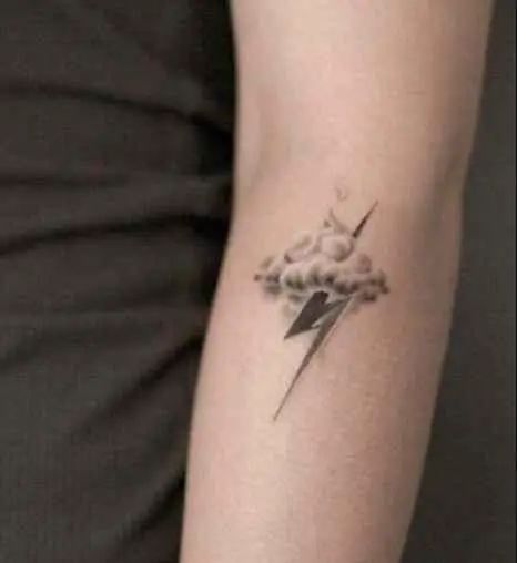 27 Concepts of Lightning Bolt Tattoos - Tattoo Twist Thunder Small Tattoo, Rain Cloud Lightning Tattoo, Light Bolt Tattoo, Clouds With Lightning Tattoo, Thunderstruck Tattoo, Cloud And Thunder Tattoo, Lightning Bolt Tattoo Men, Lightening Tattoo Bolt, Lighting Tattoo Storm