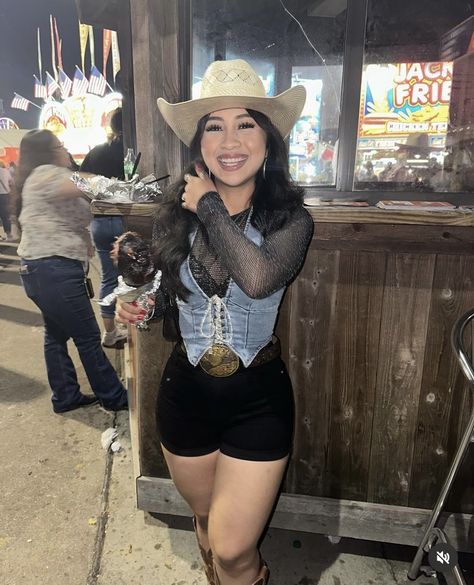 Fun Cowgirl Outfits, Swap Meet Outfit, Cowgirl Outfits For Party, Cowboy Hat Outfit Black Woman, Western Goth Aesthetic, Vaquera Party Outfit, Emo Country Outfits, Tejana Outfits Women, Pico Outfits