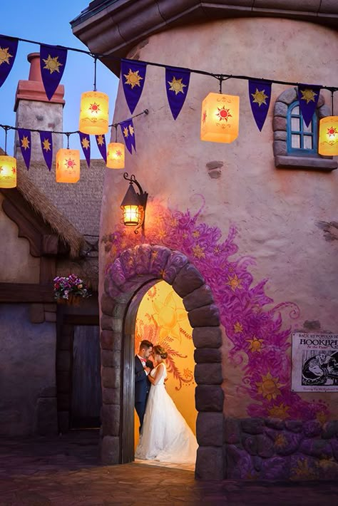 Rapunzel Wedding Theme, Bolo Rapunzel, Rapunzel Wedding, Tangled Wedding, Disney Engagement, Disney World Wedding, Rapunzel Party, Tema Disney, Disney Wedding Theme