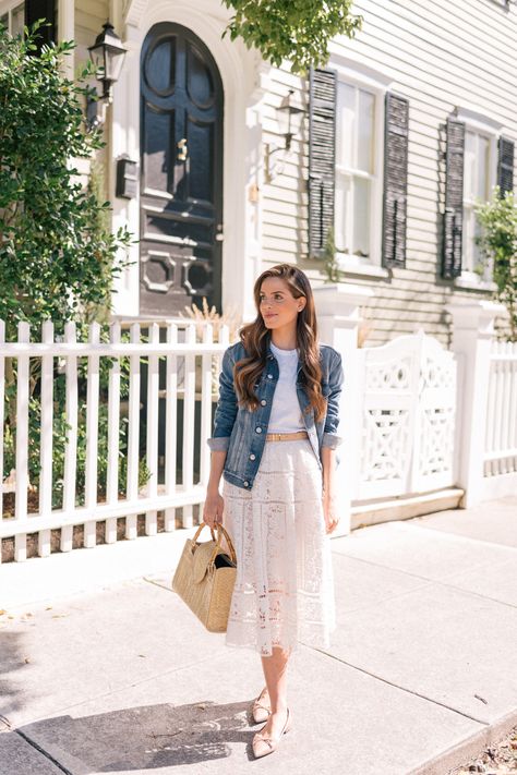 It's Time To Consider Adding This Closet Staple - Gal Meets Glam White Lace Skirt, Jean Jacket Outfits, Gal Meets Glam, Spring Look, 가을 패션, Mode Outfits, Modest Outfits, Outfits Casuales, Street Styles