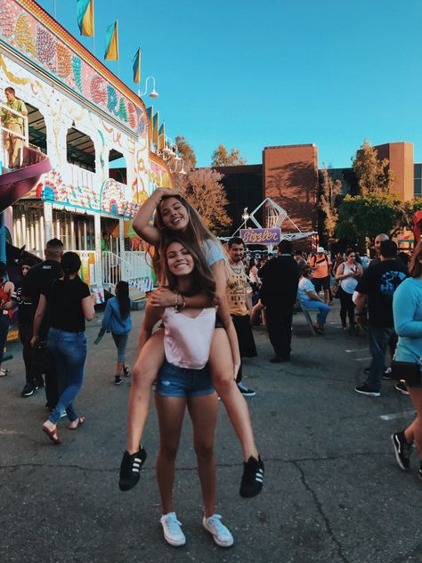 Fair Pictures Ideas Friends, Six Flags Pictures Ideas, Nike Shoes Ideas, Fair Pictures Ideas, Style Foto, Fair Pictures, Tumblr Pics, Artsy Photos, Best Friend Photography