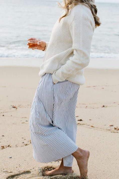 Comfy Lake Outfits, Coastal Mother Aesthetic, Coastal Chic Outfit Women, Coastal Auntie Outfit, Costal Mom Aesthetic, Coastal Grandmother Hairstyles, Beachy Grandma Aesthetic, Lakehouse Outfit Summer, Classy Beach Aesthetic