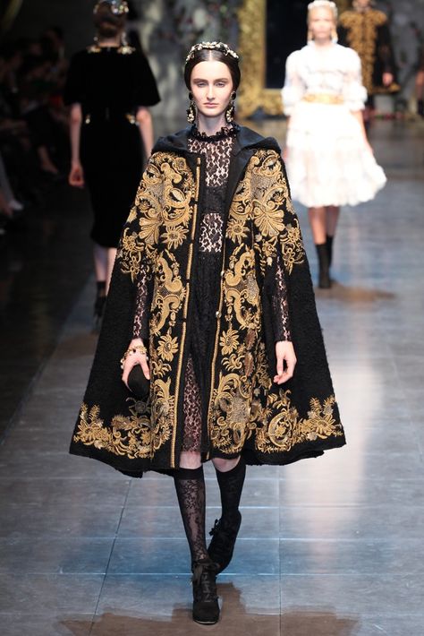 Dolce & Gabbana RTW Fall 2012 - Tudor style cape very regal! Couture Mode, Dolce E Gabbana, Baroque Fashion, Fantasy Fashion, Mode Inspiration, Gold Dress, Rococo, Costume Design, Couture Fashion