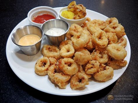 Restaurant Style Fried Calamari. Used 1 1/2 cups flour, 6 tbs cornmeal onion and paprika. Would be good with the corn flour. Used the eggs. Frozen calamari from whole foods. Calamari Dipping Sauce, Calamari Sauce, Fried Calamari Recipe, Calamari Recipe, Calamari Recipes, Squid Recipes, Popular Appetizers, Fried Calamari, Shellfish Recipes