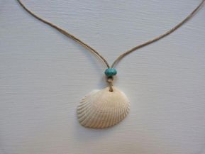 Shell Necklace Diy, Seashell Jewelry Diy, Seashell Necklaces, Necklace Guide, Shells Diy, Diy Collier, Shell Crafts Diy, Seashell Jewelry, Seashell Necklace