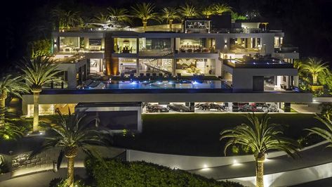 The most expensive home for sale in the United States just listed for $250 million—and it features a helicopter, complete car and art collections, and seven staff members. Bel Air Mansion, Houses In America, Mega Mansions, Modern Mansion, Expensive Houses, Whistler, Bel Air, Luxury House, Penthouse