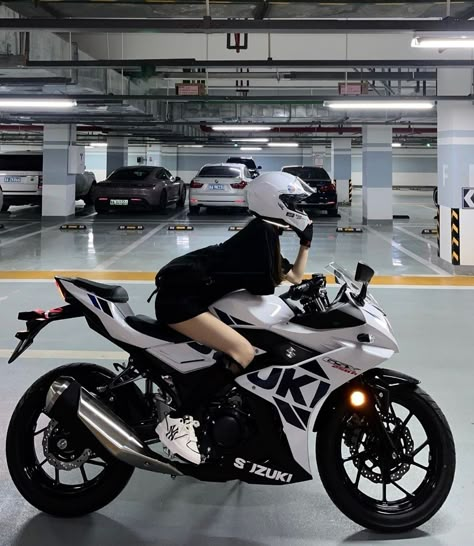 Aesthetic Moter Cycle, White And Black Motorcycle, Female Bike Riders, Best Motorcycles For Women, Moter Cycles Girl, Biker Girl Aesthetic Outfits, Sporty Motorcycles, Motos Aesthetic, Pretty Bikes