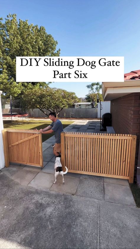 Outdoor Dog Gate Diy, Side Yard Gates Ideas Diy, Wooden Outdoor Gate Design, Sliding Wooden Gates Backyard, Sliding Dog Gate Outdoor, Diy Wooden Gate Backyards, Sliding Gate Fence, Diy Gate Driveway, Sliding Backyard Gate