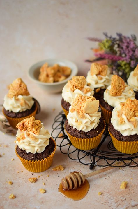 Honeycomb Cupcakes, Toffee Desserts, Honeycomb Toffee, Honey Frosting, Toffee Dessert, Chocolate Honeycomb, Honey Cupcakes, Crunchie Bar, Iced Cake