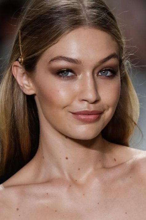 Gigi Hadid Moles, Gigi Hadid Nose, Low Contrast Makeup Blonde, Long Nose Women, Modeling Manifestation, Gigi Hadid Face, Gigi Hadid Smile, Bella Hadid Nose, Contrast Makeup