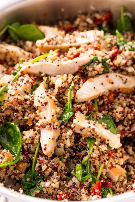 This Easy One Pan Greek Chicken with Quinoa is a healthy and filling meal loaded with seared chicken, sundried tomatoes, spinach, and feta! Mediterranean Recipes With Quinoa, Quinoa And Chicken Salad, Quinoa And Spinach Recipes, Chicken Sundried Tomatoes, One Pan Greek Chicken, Skillet Suppers, Chicken With Quinoa, Mediterranean Dinner, Quinoa Recipes Healthy