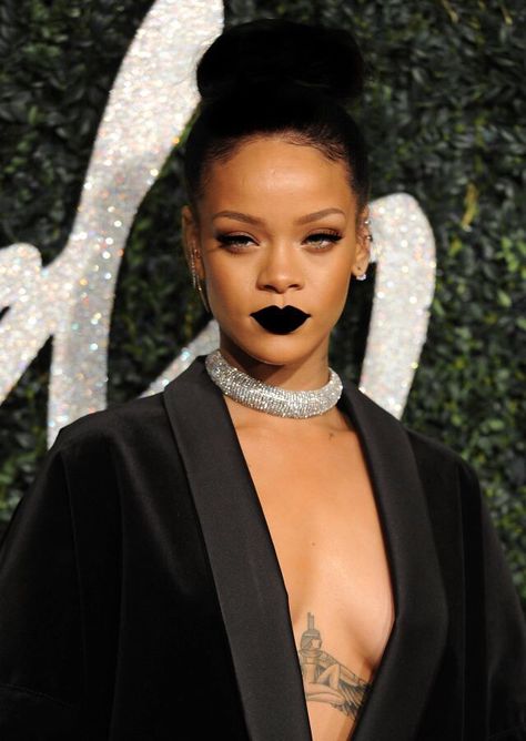 Sólo por eso pongan el video de Princess of China... Face Challenge, Rihanna Show, Woman With Tattoos, Looks Rihanna, Rihanna Outfits, Rihanna Looks, Rihanna Riri, Dark Lipstick, Black Lipstick