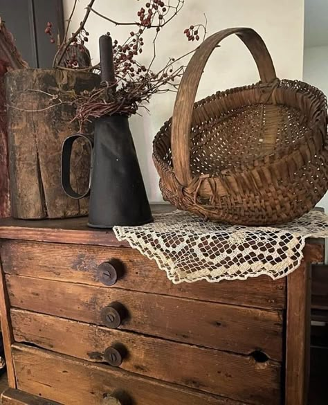 Primitive Homes Interiors, Longaberger Basket Ideas, Primitive Bathroom Decor, Colonial Primitive Decor, Primitive Bathroom, Rustic Primitive Decor, Primitive Decorating Ideas, Cottage Grandma, Vintage Lampshades