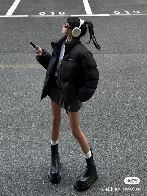 Party Korean Outfit, Japan Clubbing Outfit, Osaka Street Style, Streetwear Photoshoot Women, Tokyo Winter Fashion, Asian Style Outfits, High Angle Pose Reference, Douyin Outfits, Tokyo Streetwear